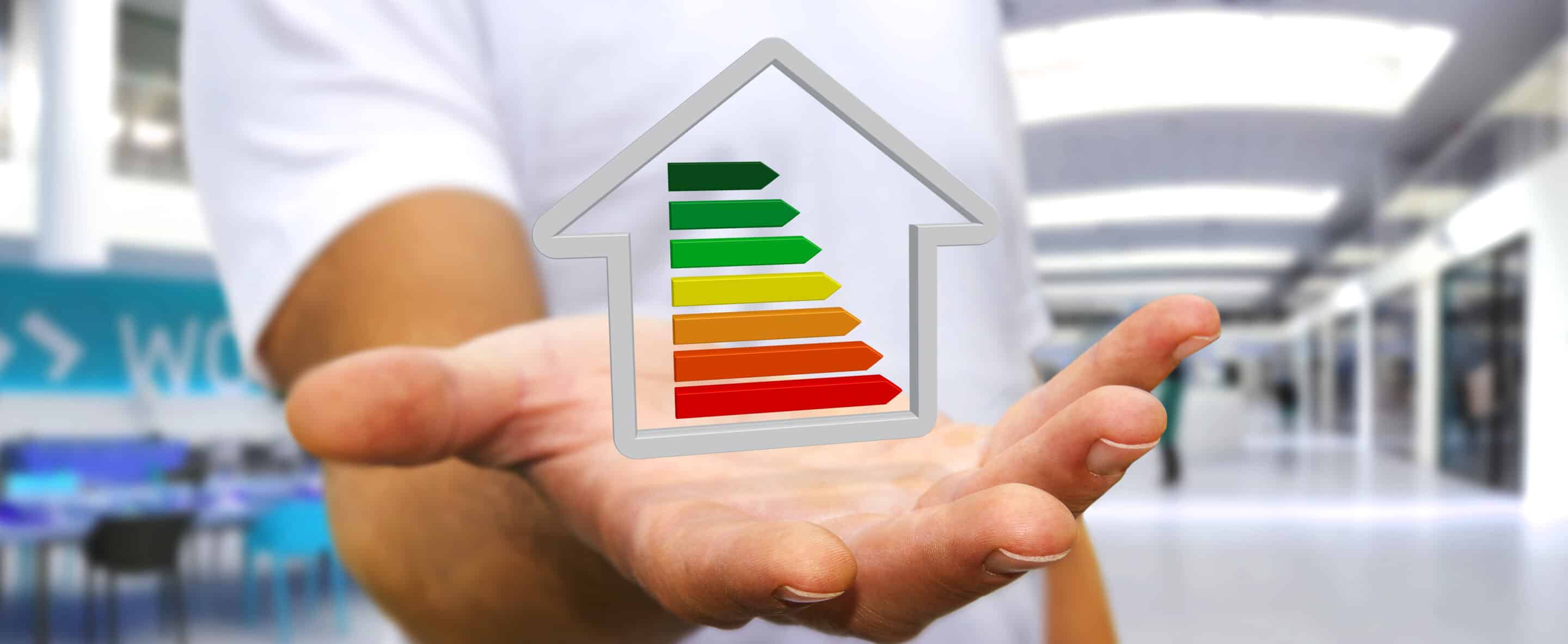 man houdt hand op met daarop een projectie van de energielabels
