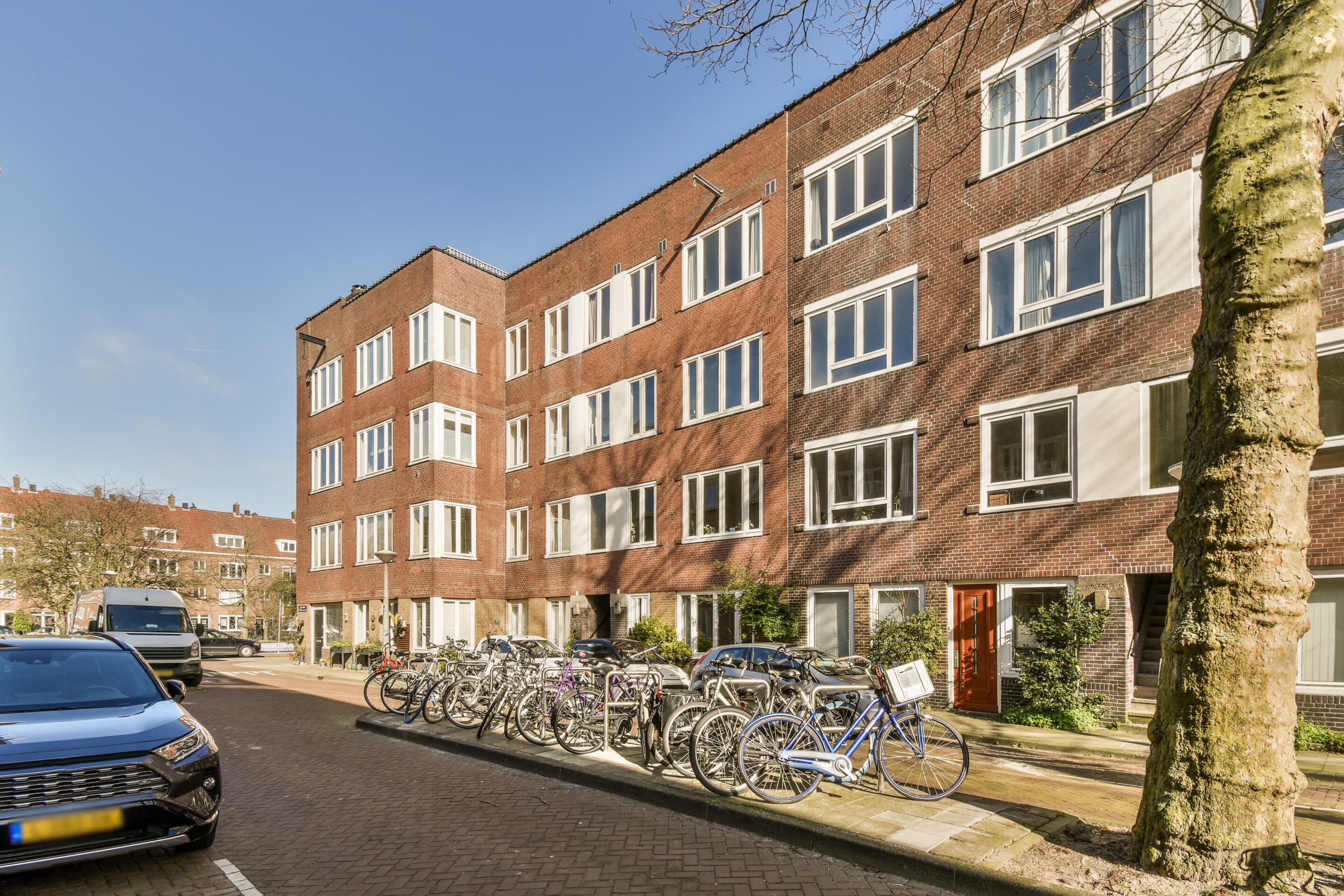 appartementencomplex gefotografeerd vanaf de straat